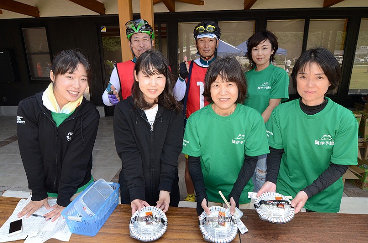 三崎町折り返しまでの苦労もスタッフの笑顔で心和みます