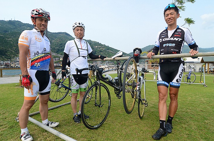 愛媛県庁の職員、藤原康芳さん（左）佐伯登志男さん（右）と門田基志さん。これからの自転車新文化を生み出していく