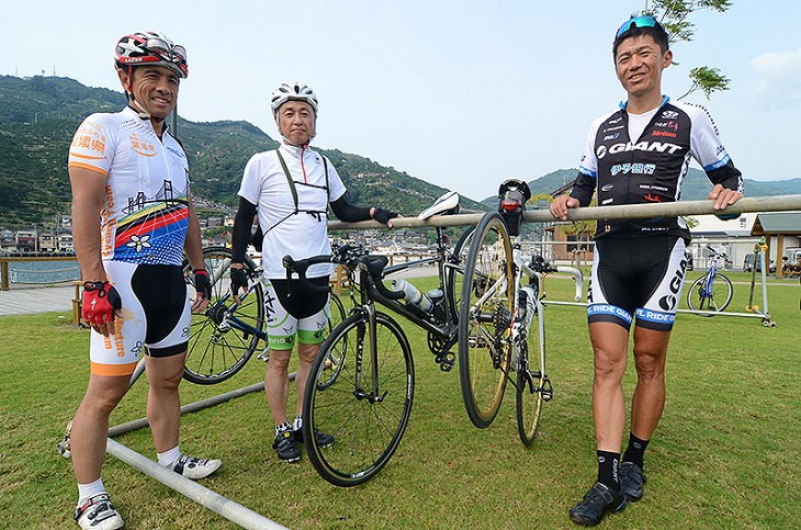 愛媛県庁の職員、藤原康芳さん(左)佐伯登志男さん(右)と門田基志さん。これからの自転車新文化を生み出していく