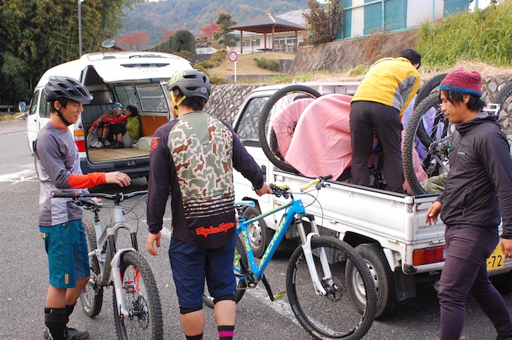 愛好会のみなさんのご協力で、自転車は車であげてくれた。人は紅葉祭のシャトルバスに乗って上がる。