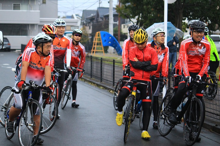 雨の降る拝島に集合したみなさん スタジオごとのスタートとなる