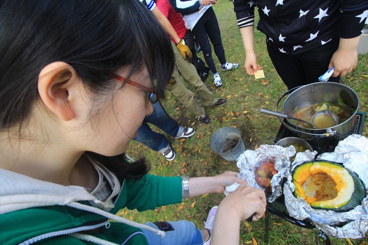 焼きリンゴやかぼちゃを持ちこみバーベキューを盛り上げてくれたサンライズのサポートの方