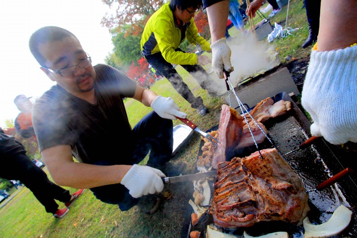 この肉の塊は焼きあがると同時に無くなりました笑