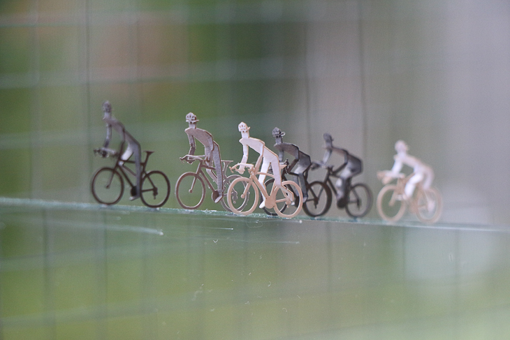 サイクリストの姿を再現した紙模型