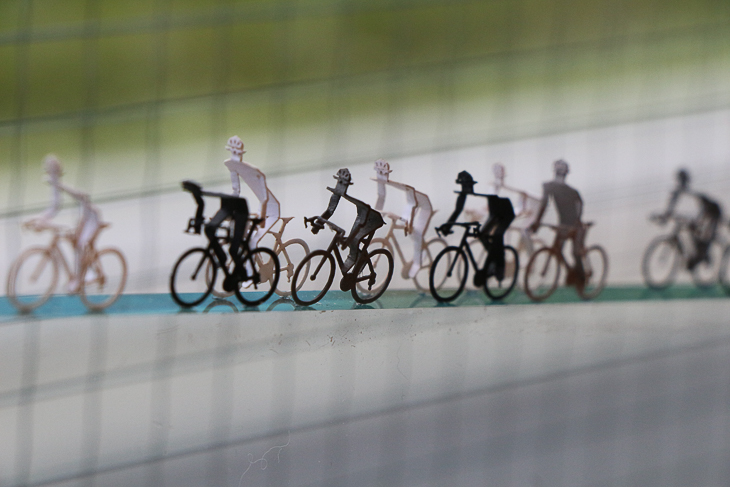 疾走するツール・ド・フランスのプロトン　サイクリストの姿を再現した紙模型だ