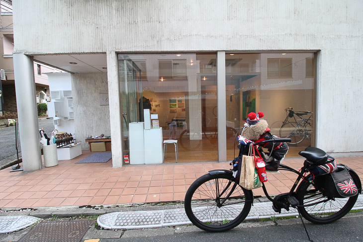 会場となる Gallery 工房 親(ちか)手前の自転車と犬はエキストラ出演だ