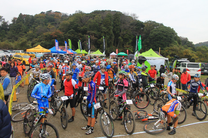 1番目のレースの時は小雨で、ライダー達も軽装だったのだが…