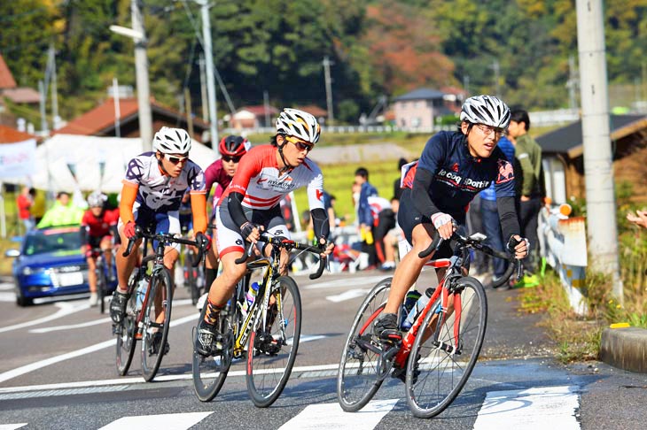 U23　地元島根大学サイクリング部の井上奉紀を先頭に4周目へ