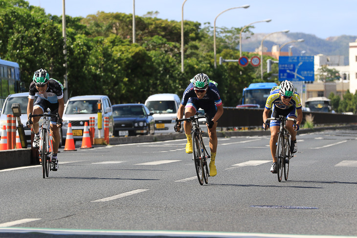 3人が横一線のスプリント 勝利を目指してペダルを踏み込む!