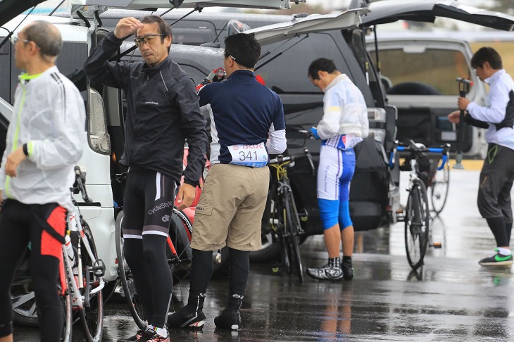 しとしとと雨が落ちる中集まった参加者たち