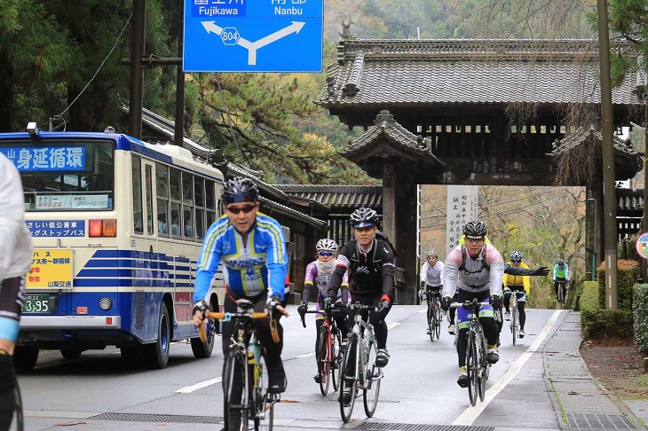 久遠寺の総門を越えて第2エイドに到着