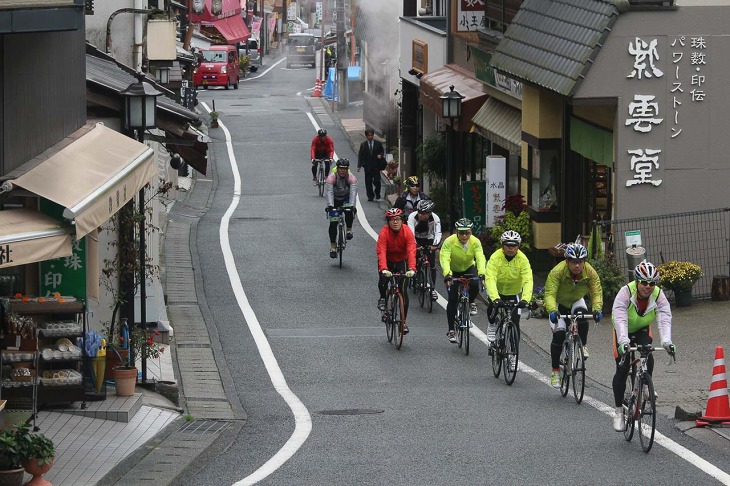 久遠寺の門前町を走っていく