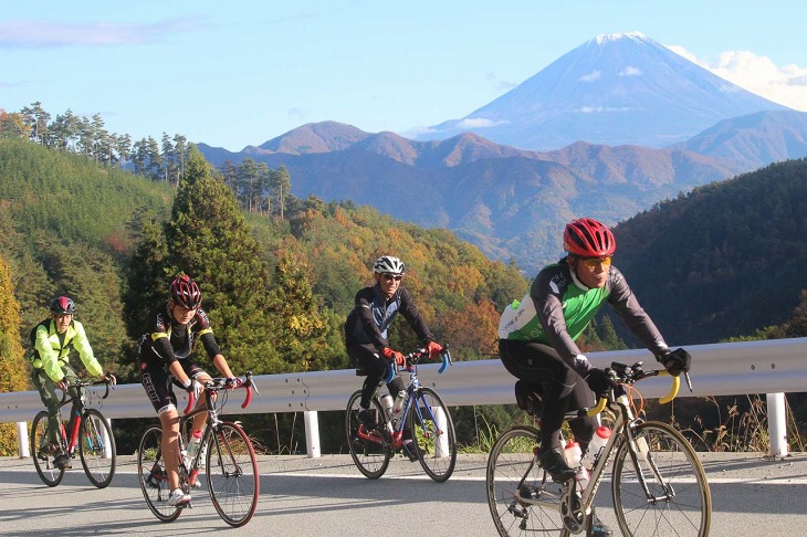 富士山を背負いながら頂上目指して登っていく