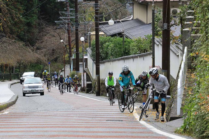 スリップ防止のために赤色の舗装がストライプの様に入る激坂