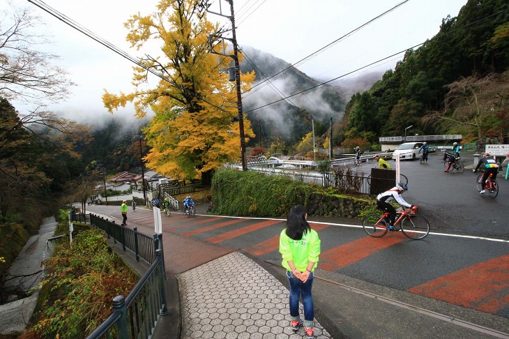 一旦休憩できる駐車場に避難していく人々