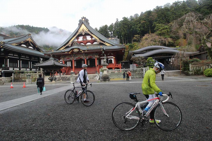 登り切った先は久遠寺の境内。ここは全員が押して歩きます