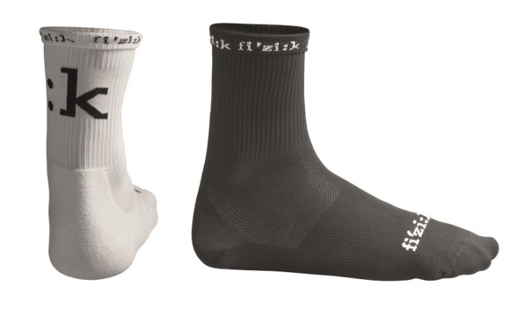 フィジーク RACING SOCKS SUMMER。メッシュとなっているため通気性が高い