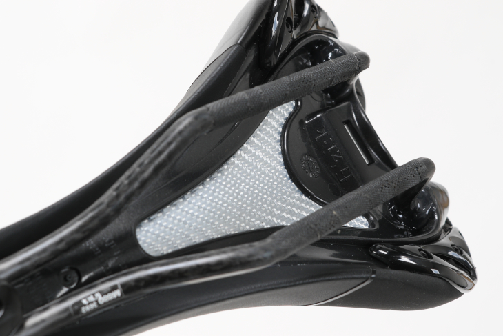 ALIANTEには、シェルの一部をカーボンとすることで軽量かつ快適な「TWIN FLEX」デザインを取り入れている