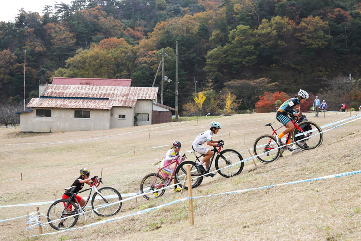 エリート女子 先頭パックを形成する今井、與那嶺、坂口、宮内