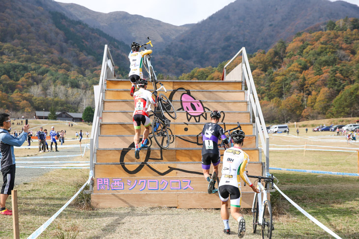 エリート男子 フライオーバーに差し掛かる先頭4名