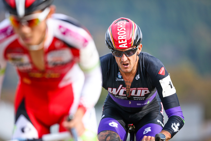 エリート男子 小坂光をぴったりマークするベン・ベルデン(ベルギー、WCup Stoemper)