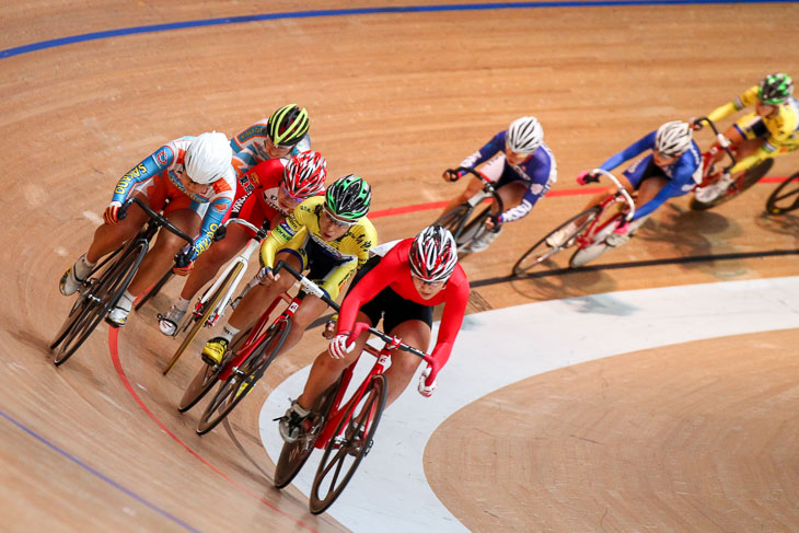 全日本自転車競技選手権大会オムニアム女子で競り合う鈴木奈央（日本競輪学校）や梶原悠未（筑波大坂戸高校）ら