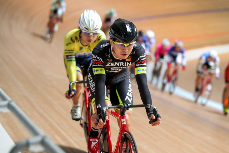 昨年の全日本自転車競技選手権大会オムニアムを走る窪木一茂(NIPPOヴィーニファンティーニ)と橋本英也(鹿屋体育大学)