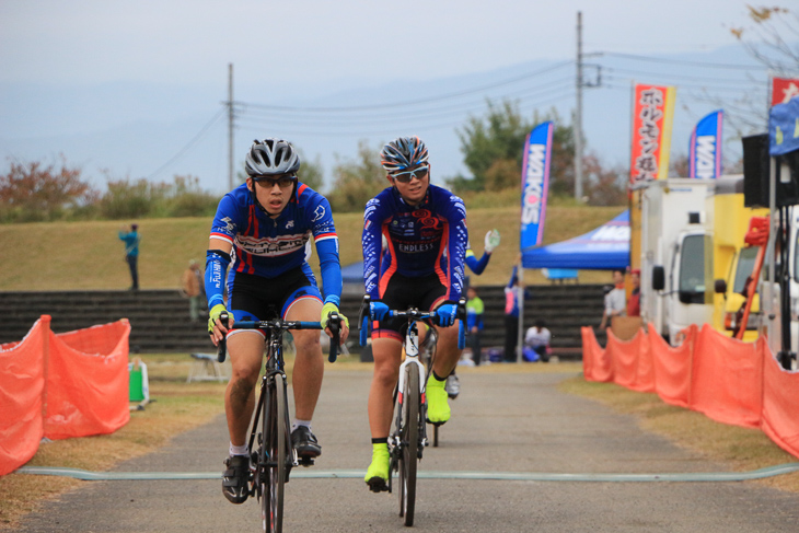 ジュニアの江越 昇也(右/WESTBERG/ProRide)はC2との総合でもトップでゴール