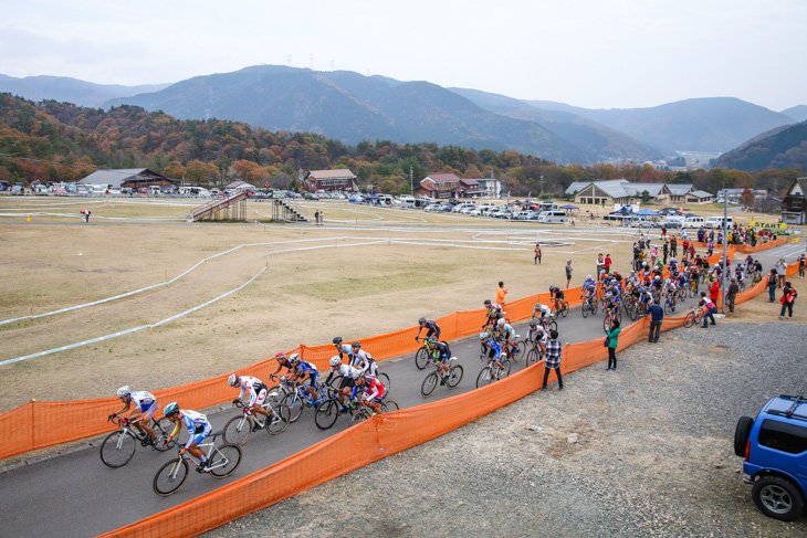 C1　マキノ高原のコースに繰り出す選手たち