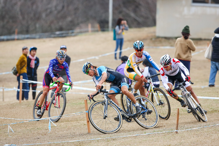 C1　周回を重ねる横山、沢田、中原、竹内の4名