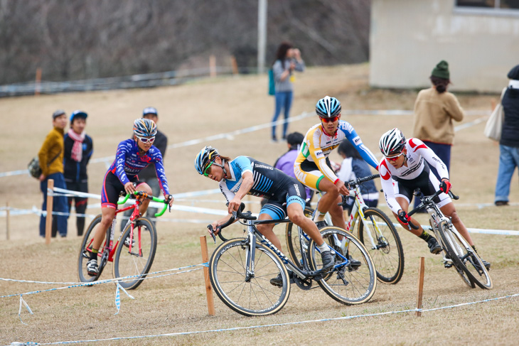 C1　周回を重ねる横山、沢田、中原、竹内の4名