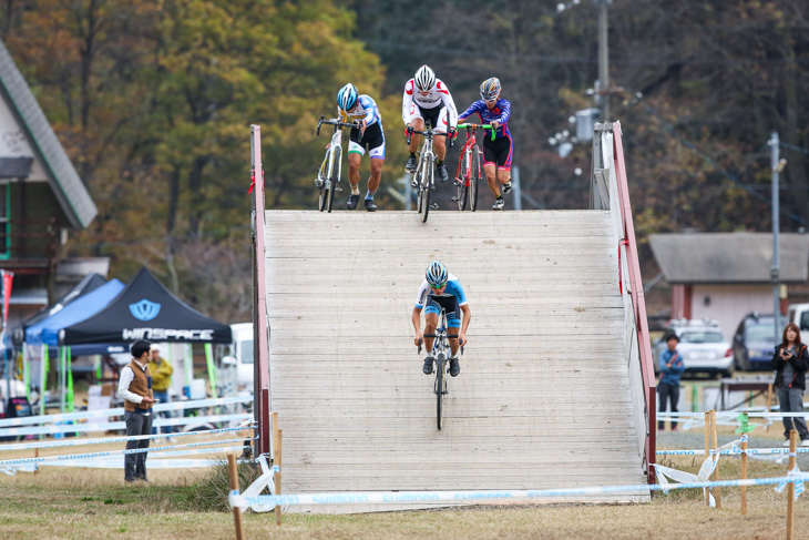 C1　フライオーバーをクリアする横山航太（シマノレーシング）ら