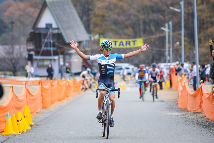 C1　後続を振り切って勝利した横山航太（シマノレーシング）