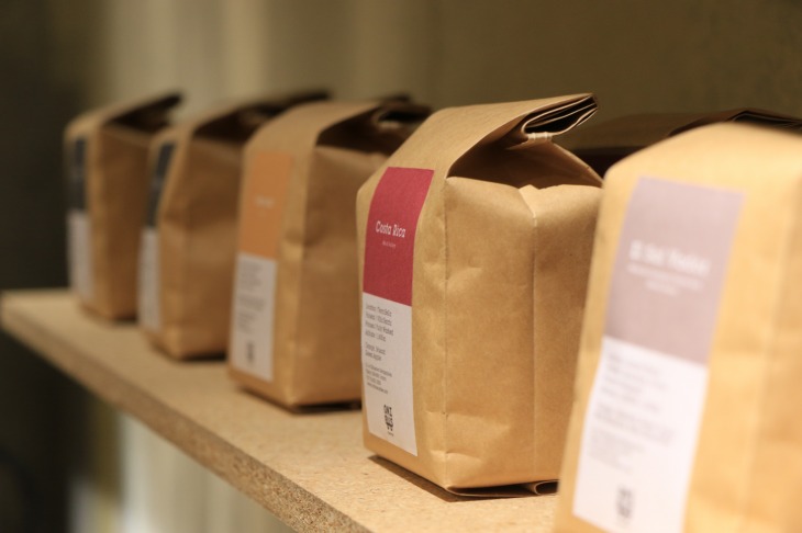 奥沢のサードウェーブカフェ「ONIBUS」によって厳選された3種類以上のコーヒー豆が用意される