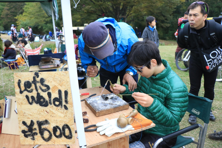 自転車フレーム製作のためのレンタルスペース「BYOB Factory」のブースでは溶接体験ができた