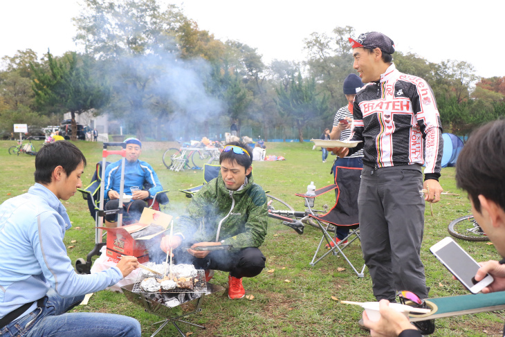 会場隣ではキャンプスペースも。仲間と遊ぶのがバイクロアの正しい楽しみ方