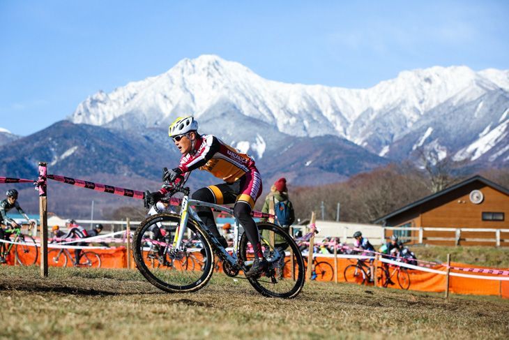 C4　最終コーナーをクリアする渡辺航（総北高校自転車競技部OB）