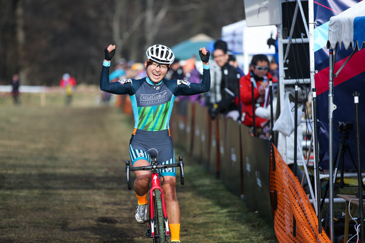 2位の今井美穂(CycleClub.jp)がガッツポーズでフィニッシュ
