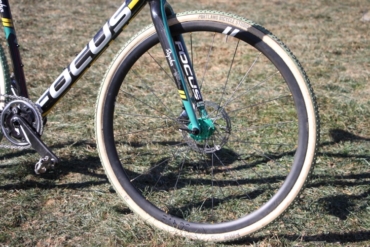 CURVE CYCLINGのカーボンリムにチューンのディスクブレーキ用ハブを組み合わせる