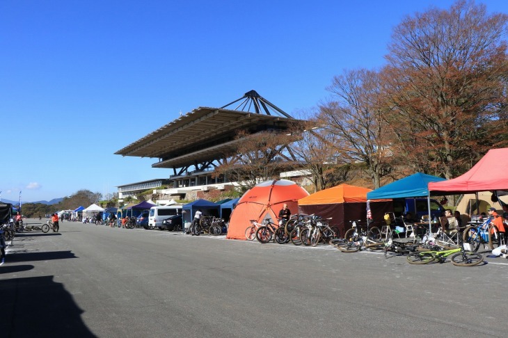 ずらりとテントが立ち並ぶ日本CSC5kmサーキットのホームストレート
