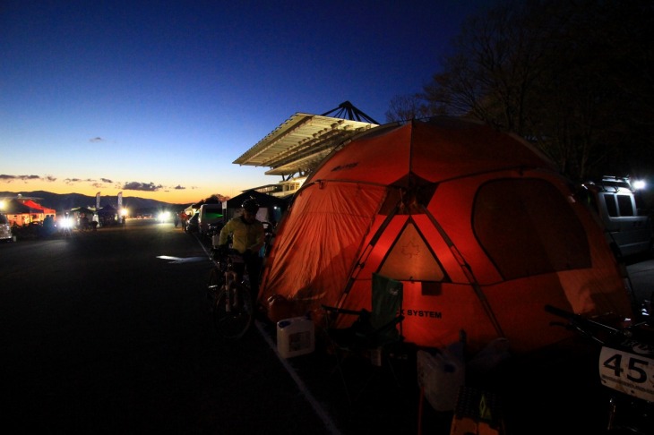 夕食の準備が進むピットエリア