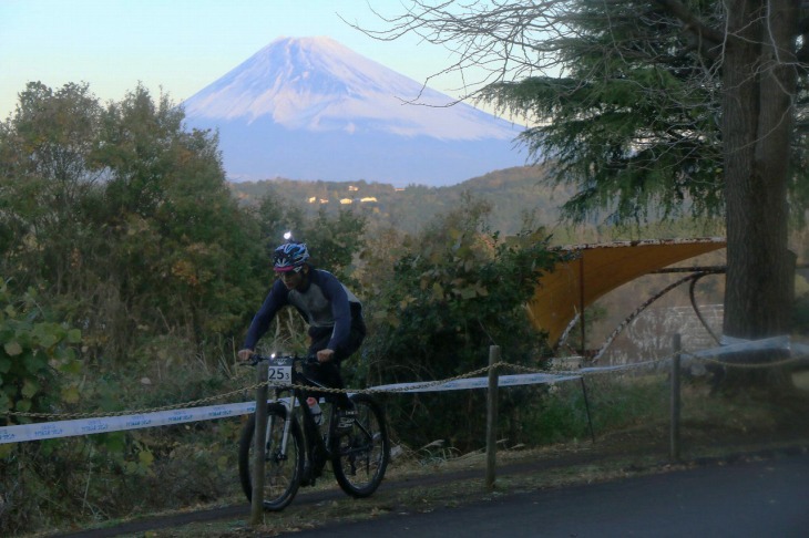 朝焼けの富士山をバックに走る。長いレースはあと少し!
