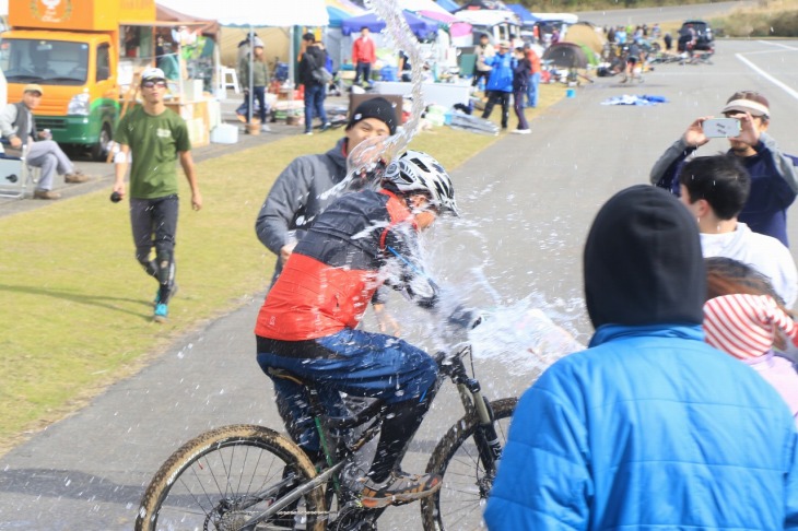 なぜか祝福の水をかけられる（真冬です）