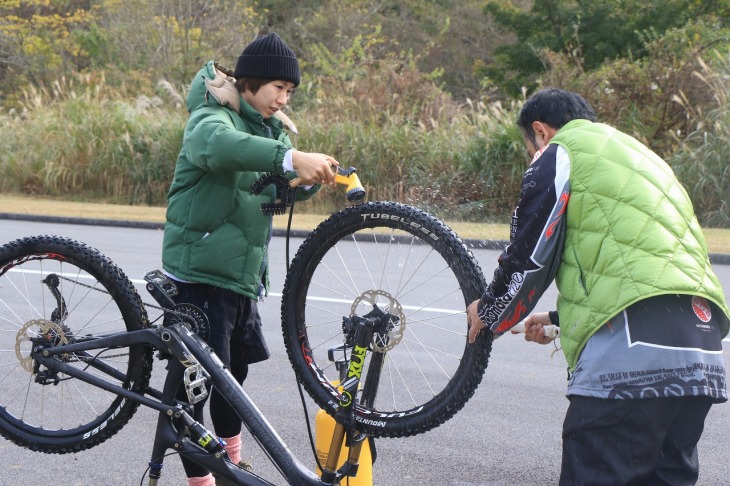 帰る前には洗車が必須ですね。（ちょっと水がかかった決定的瞬間でした）