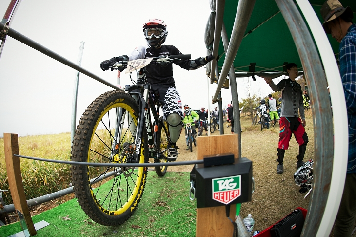 スタートヒルで出走に備えるのはXCバイククラスに参戦した岡山優太(MASAYA Bicycle Works)