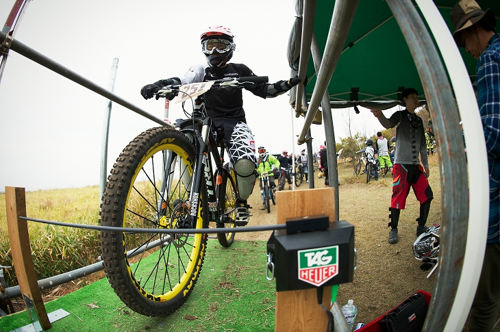 スタートヒルで出走に備えるのはXCバイククラスに参戦した岡山優太（MASAYA Bicycle Works）