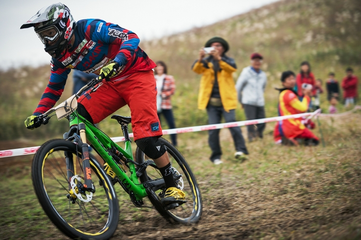 プロクラス優勝の井手川直樹(AKI FACTORY/STRIDER)。ベテランならではの集中力を決勝の一本で見事に発揮した。