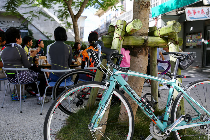 お洒落な自転車ですね。ねむの木に立てかけます