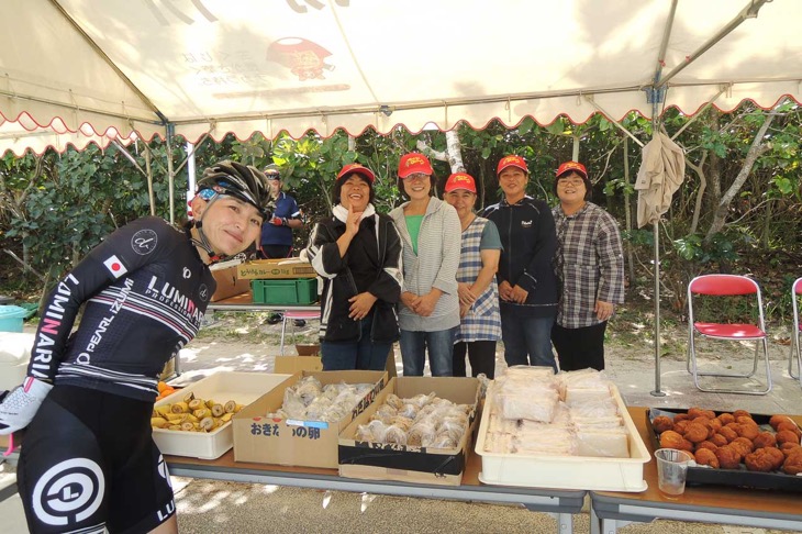 食べ物がスゴイ！3つ目補給所「伊芸海浜公園」のお姉さまたち