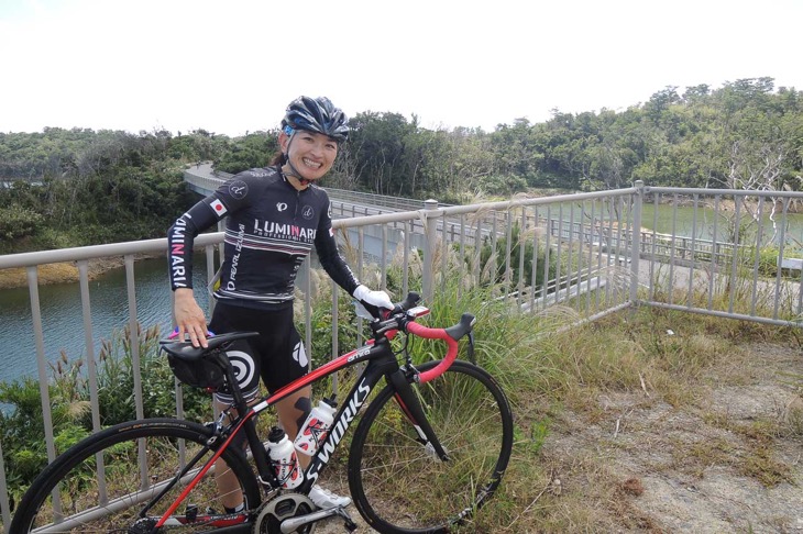 金武ダムのダム湖展望台。自転車担いで登ってみた!